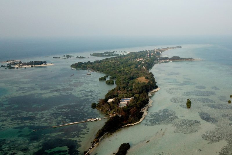 L'île de Pari, en Indonésie, est régulièrement inondée en raison de la hausse du niveau de la mer. C'est pourquoi ses habitants ont décidé de porter plainte contre Holcim.